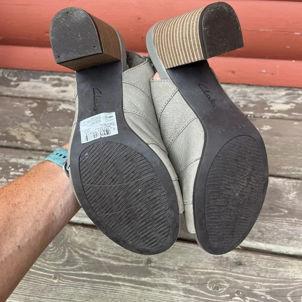 Clarks size 8.5 Collection Sandals heels comfort Leather Cutout Grey women's - Picture 7 of 7